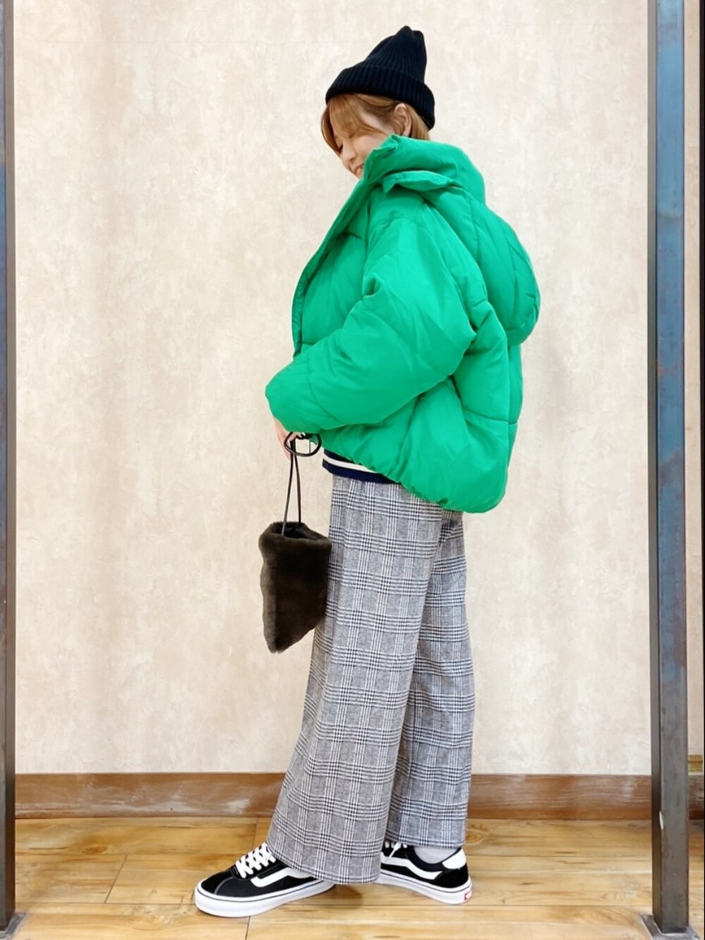 グリーン系のブルゾン、ブルー系のスウェット、ブラック系のスラックスを着用したレディースの冬コーディネートの3枚目の写真