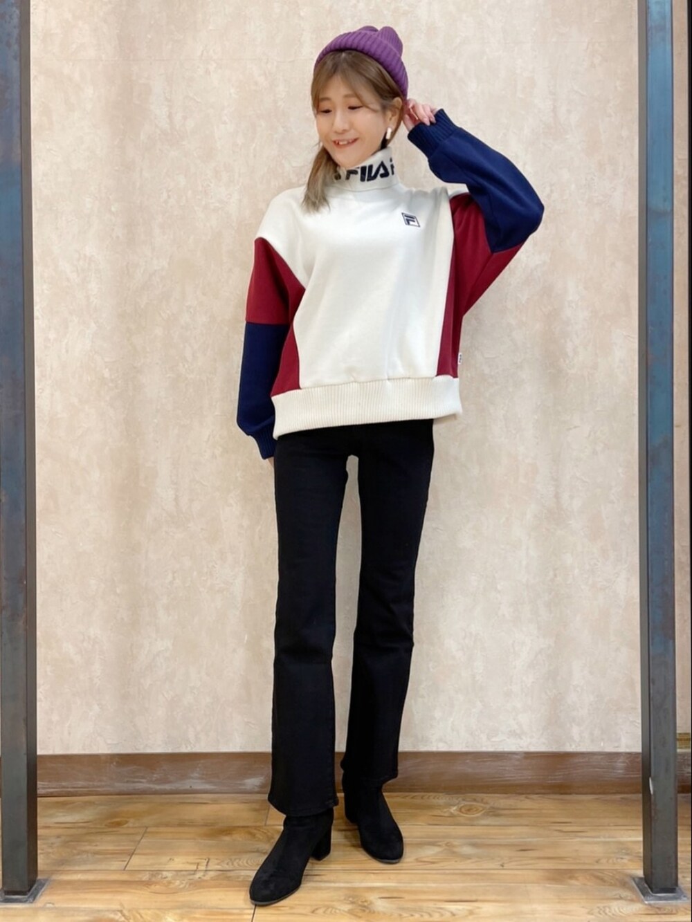 「シンプルコーデ、お洒落さんとつながりたい、FILA、Levi's、ブーツカットパンツ、ブラック、Right-on、ライトオン、ニット帽、スウェット」｜「HONEYSUCKLE ROSEの【HONEYSUCKLE ROSE】ＨＲムジカラーワッチ（ニットキャップ/ビーニー、パープル系）」を使った、まあちゃみさん（レディース・164cm）の冬コーディネートの3枚目の写真