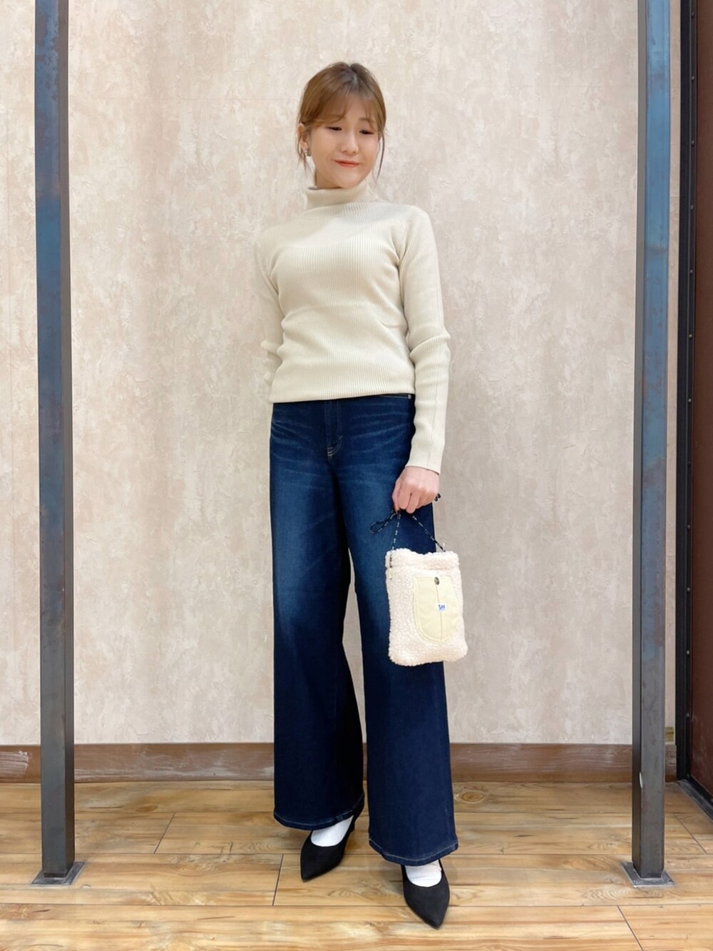 ブルー系のその他アウター、ホワイト系のニット/セーター、ブルー系のデニムパンツを着用したレディースの秋コーディネートの4枚目の写真