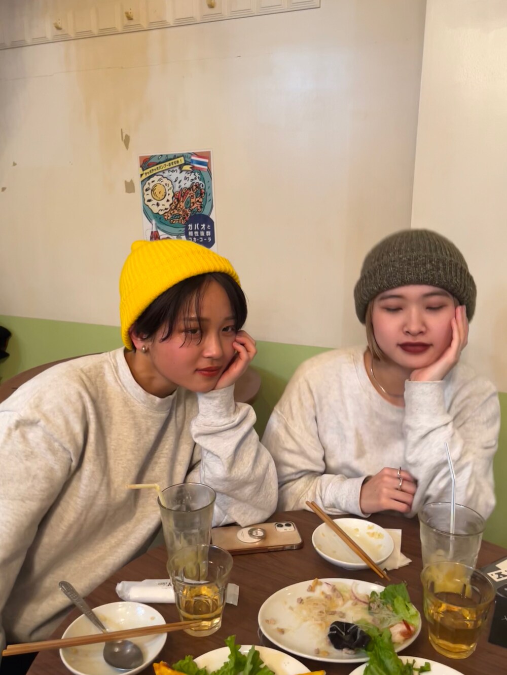 ブラウン系のブルゾンを着用したレディースの冬コーディネートの2枚目の写真