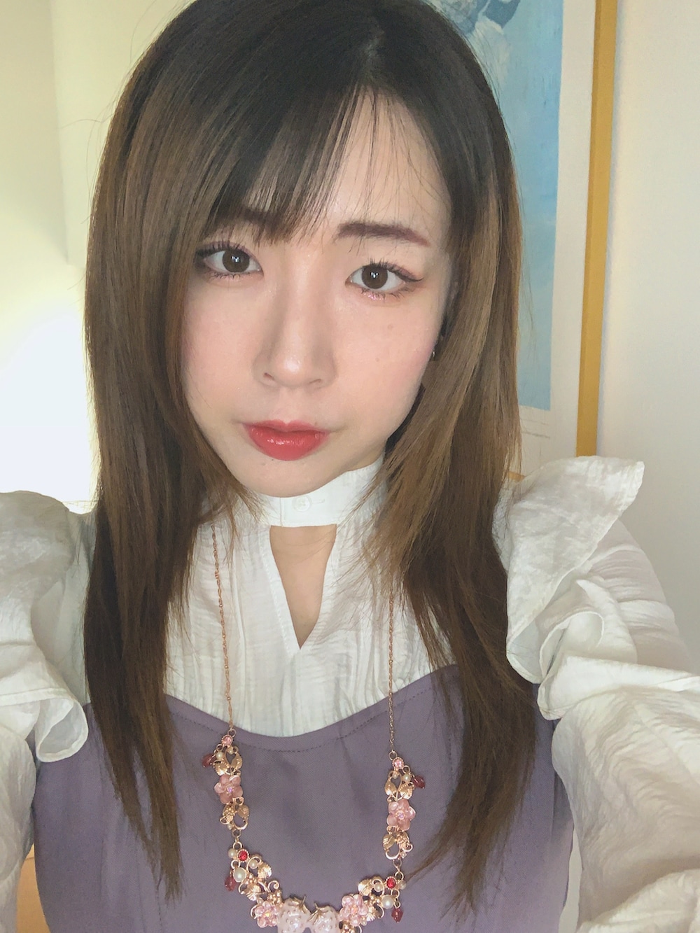 パープル系のワンピース、ピンク系のベルトを着用したレディースの春コーディネートの2枚目の写真