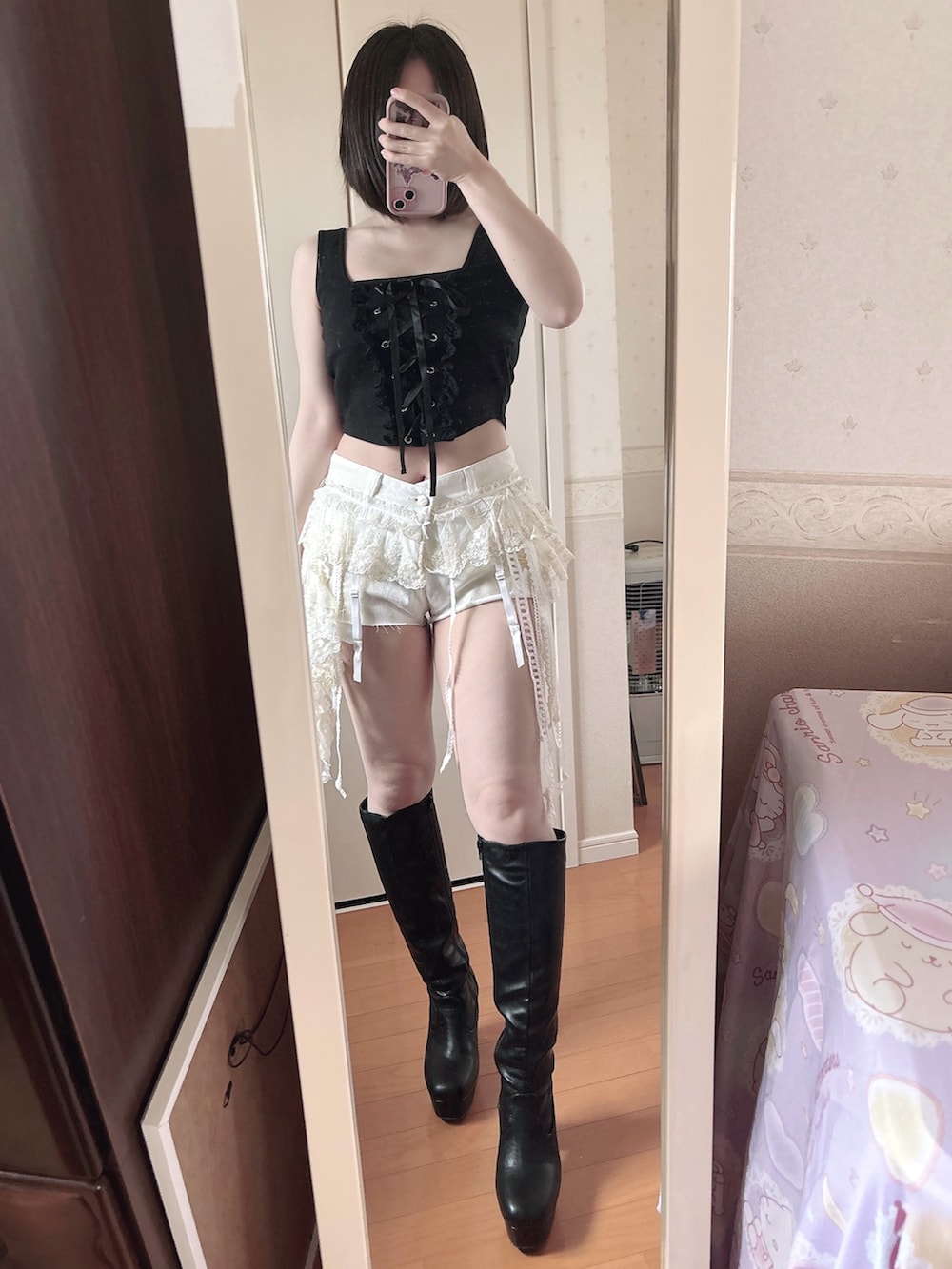 ホワイト系のその他パンツ、ブルー系のテーラードジャケット、ブラック系のブーツを着用したレディースの春コーディネートの2枚目の写真