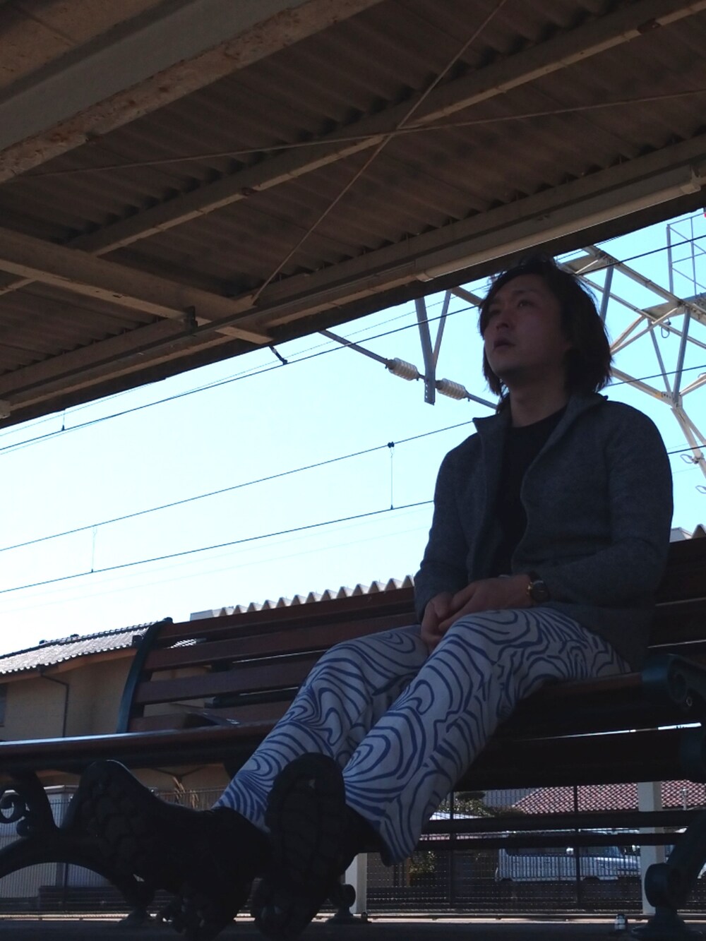 グレー系のジャケット/アウター、ベージュ系のデニムパンツ、ブラック系のブーツを着用したメンズの春コーディネートの2枚目の写真