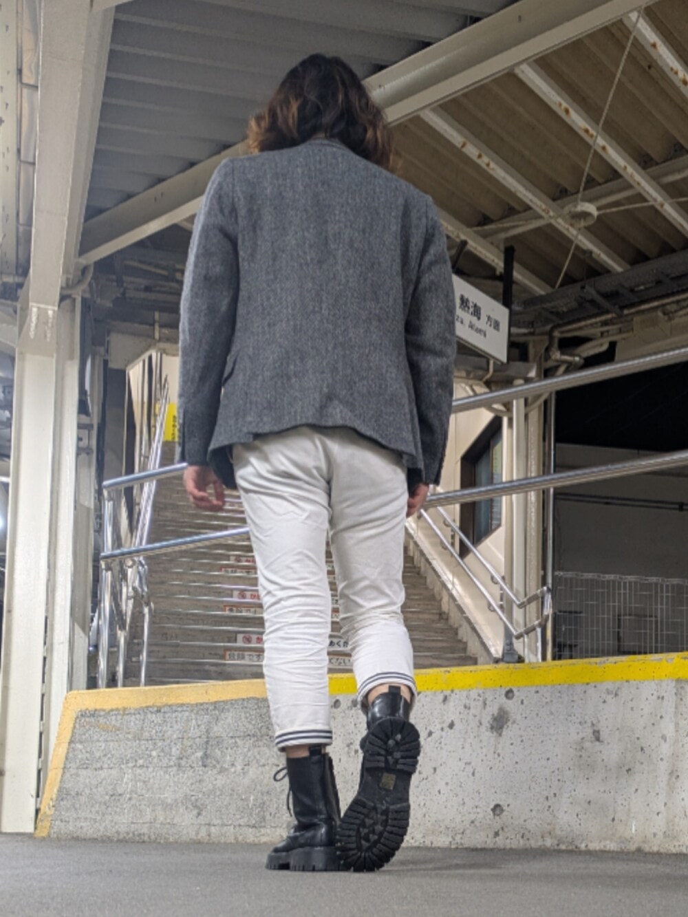 ブラック系のTシャツ/カットソー、ホワイト系のスラックス、グレー系のテーラードジャケットを着用したメンズの冬コーディネートの2枚目の写真