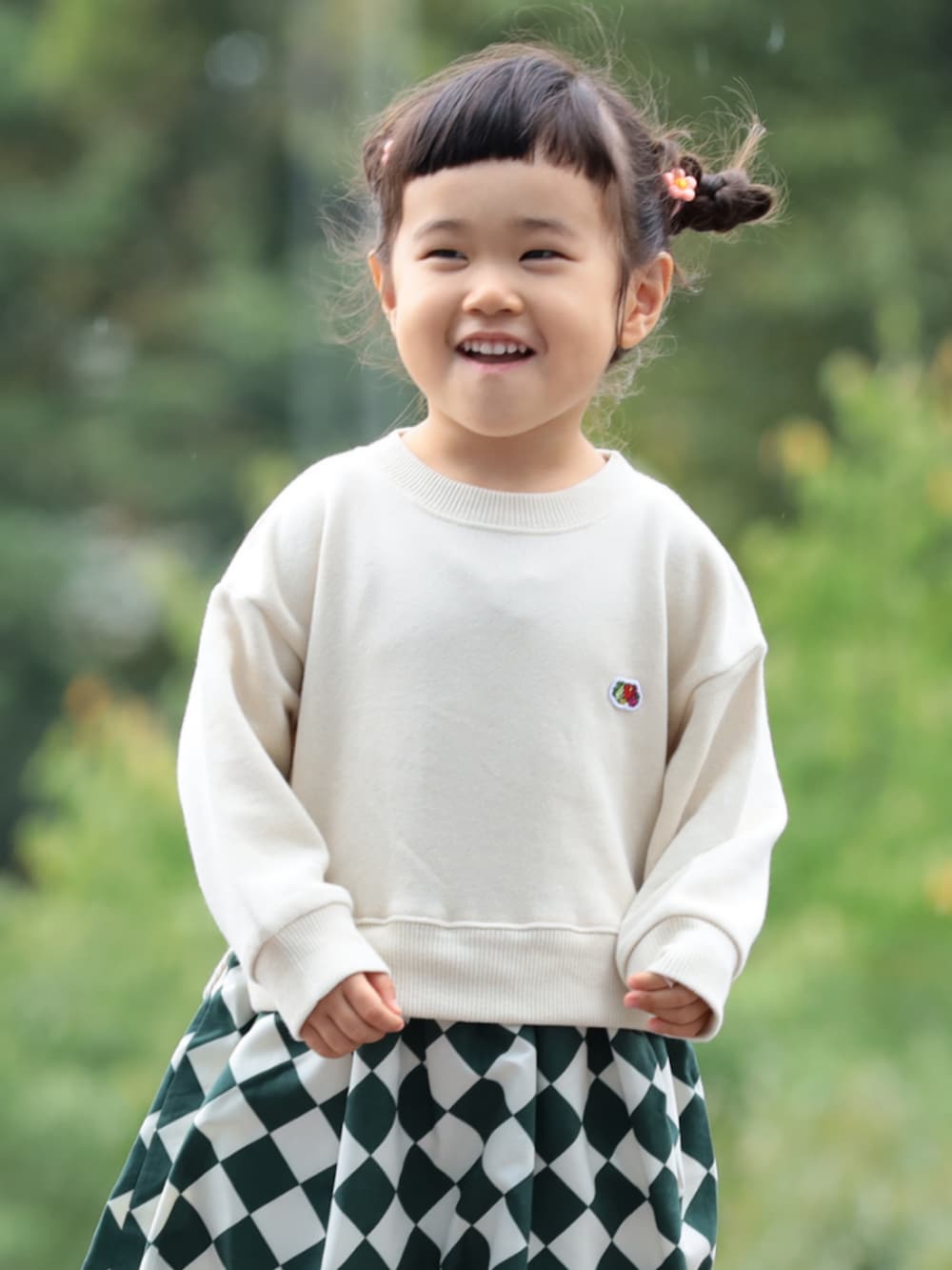 ホワイト系のワンピースを着用したキッズの秋コーディネートの3枚目の写真