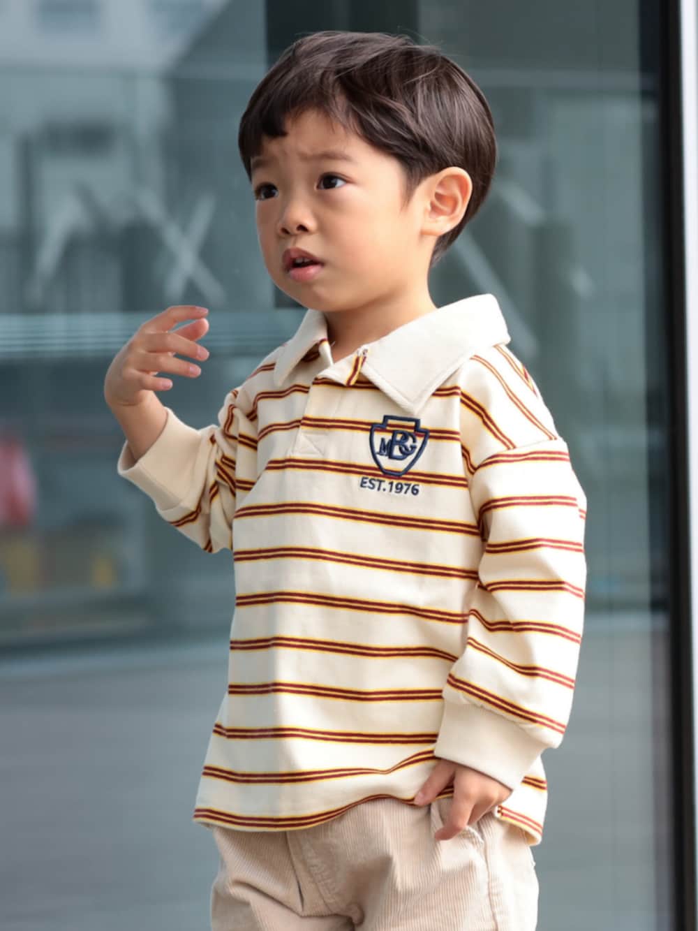 ホワイト系のその他パンツ、ホワイト系のTシャツ/カットソーを着用したキッズの秋コーディネートの3枚目の写真