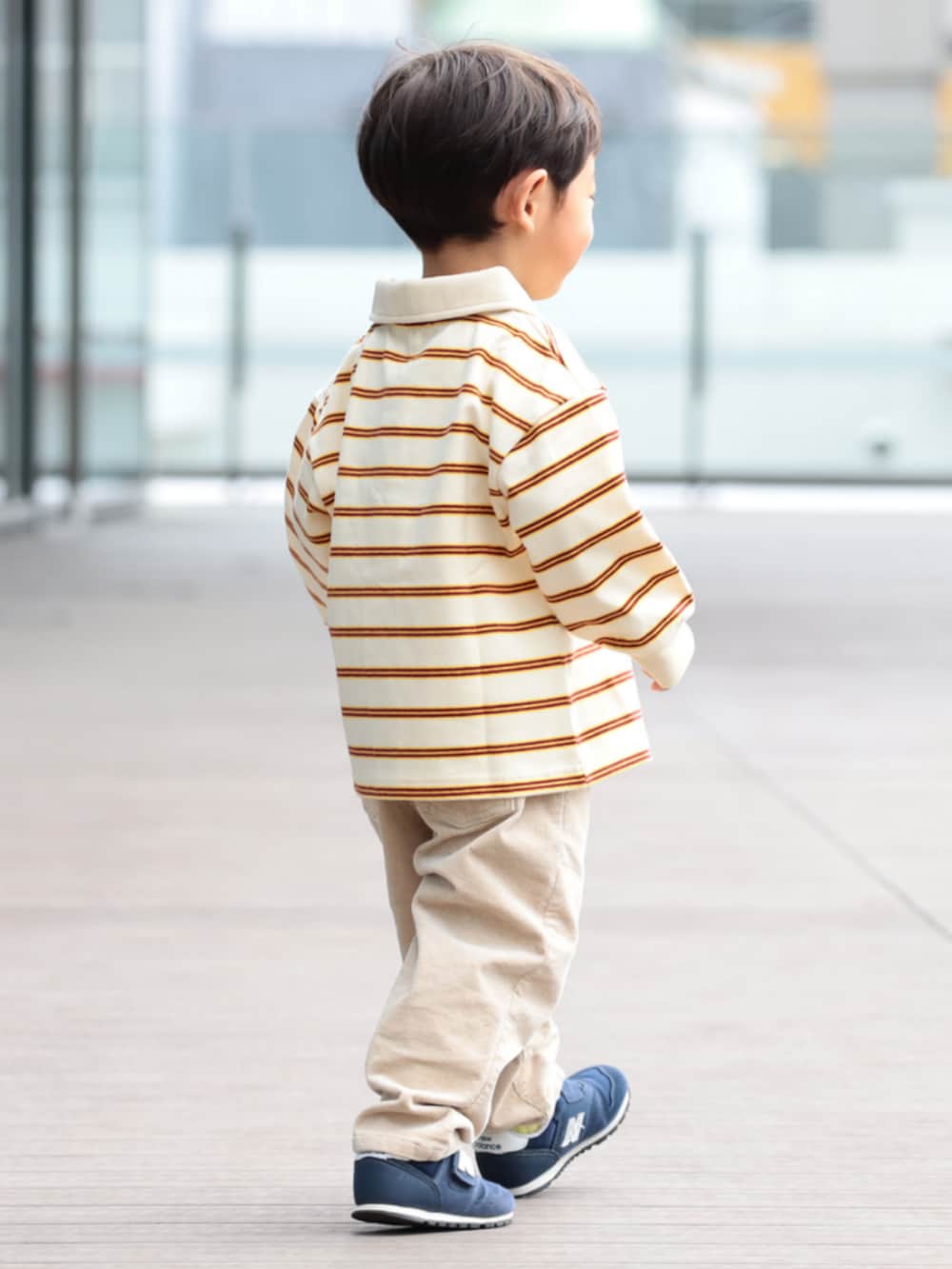 ホワイト系のその他パンツ、ホワイト系のTシャツ/カットソーを着用したキッズの秋コーディネートの2枚目の写真