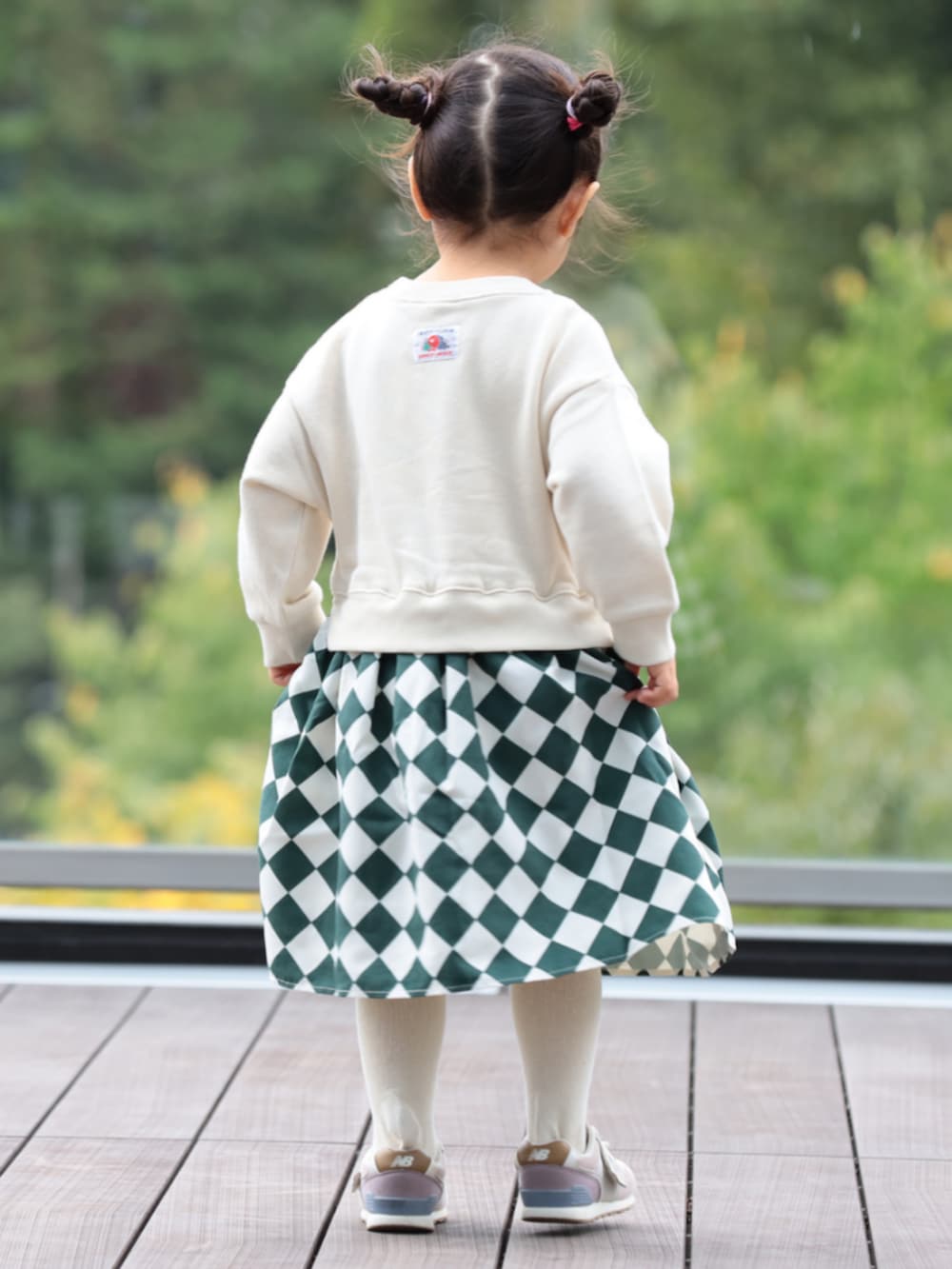 ホワイト系のワンピースを着用したキッズの秋コーディネートの2枚目の写真