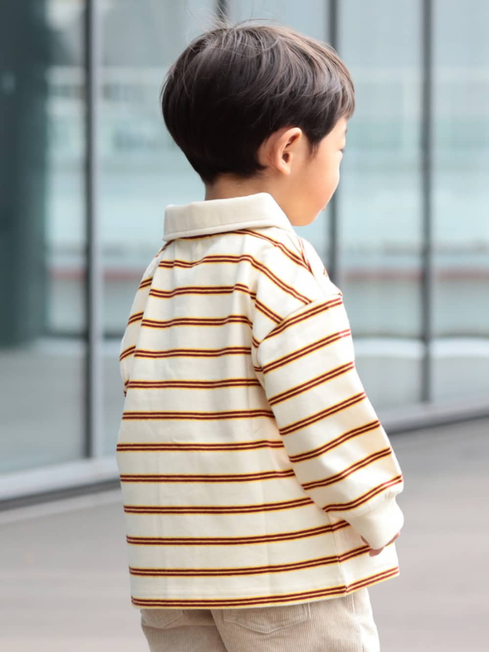 ホワイト系のその他パンツ、ホワイト系のTシャツ/カットソーを着用したキッズの秋コーディネートの4枚目の写真