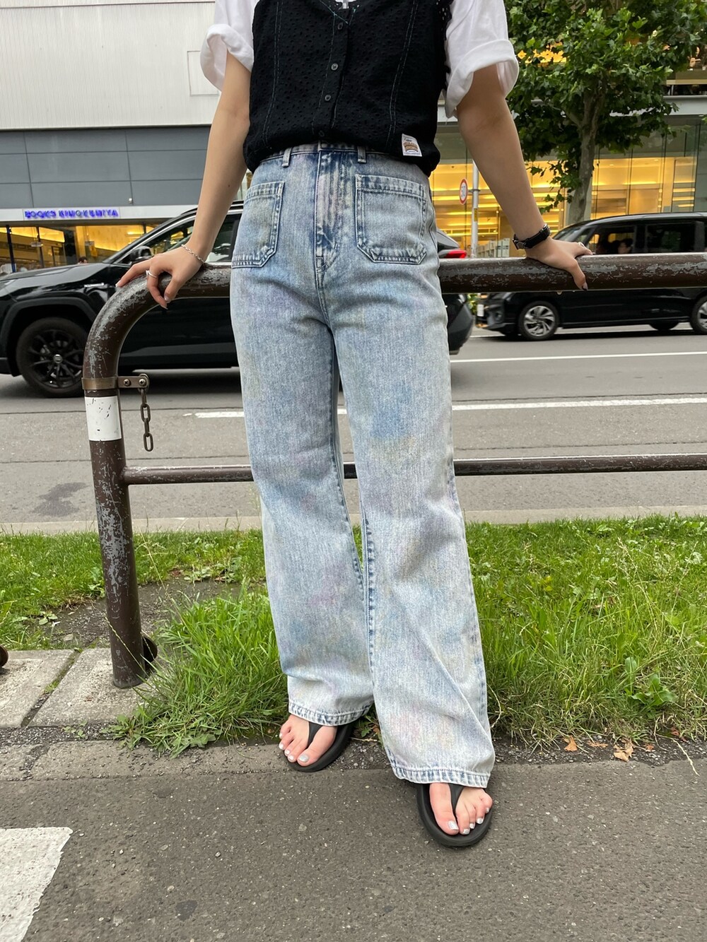 「みんなの白Tフェス、夏コーデ、ビスチェ、休日スタイル、オトナカジュアル、低身長コーデ、ロゴT、おでかけコーデ、大人ガーリー、おしゃれさんと繋がりたい、デニムコーデ、ciaopanic、夏、プチプラ、ootd」｜「CIAOPANICのヴィンテージ加工ロックTシャツ（Tシャツ/カットソー、ホワイト系）」を使った、chihiroさん（レディース・153cm）の夏コーディネートの3枚目の写真