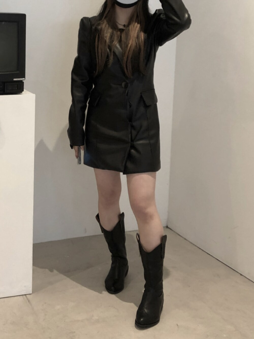 ブラック系のワンピース、ブラック系のブーツ、ブラック系のヘアピンを着用したレディースの冬コーディネートの2枚目の写真