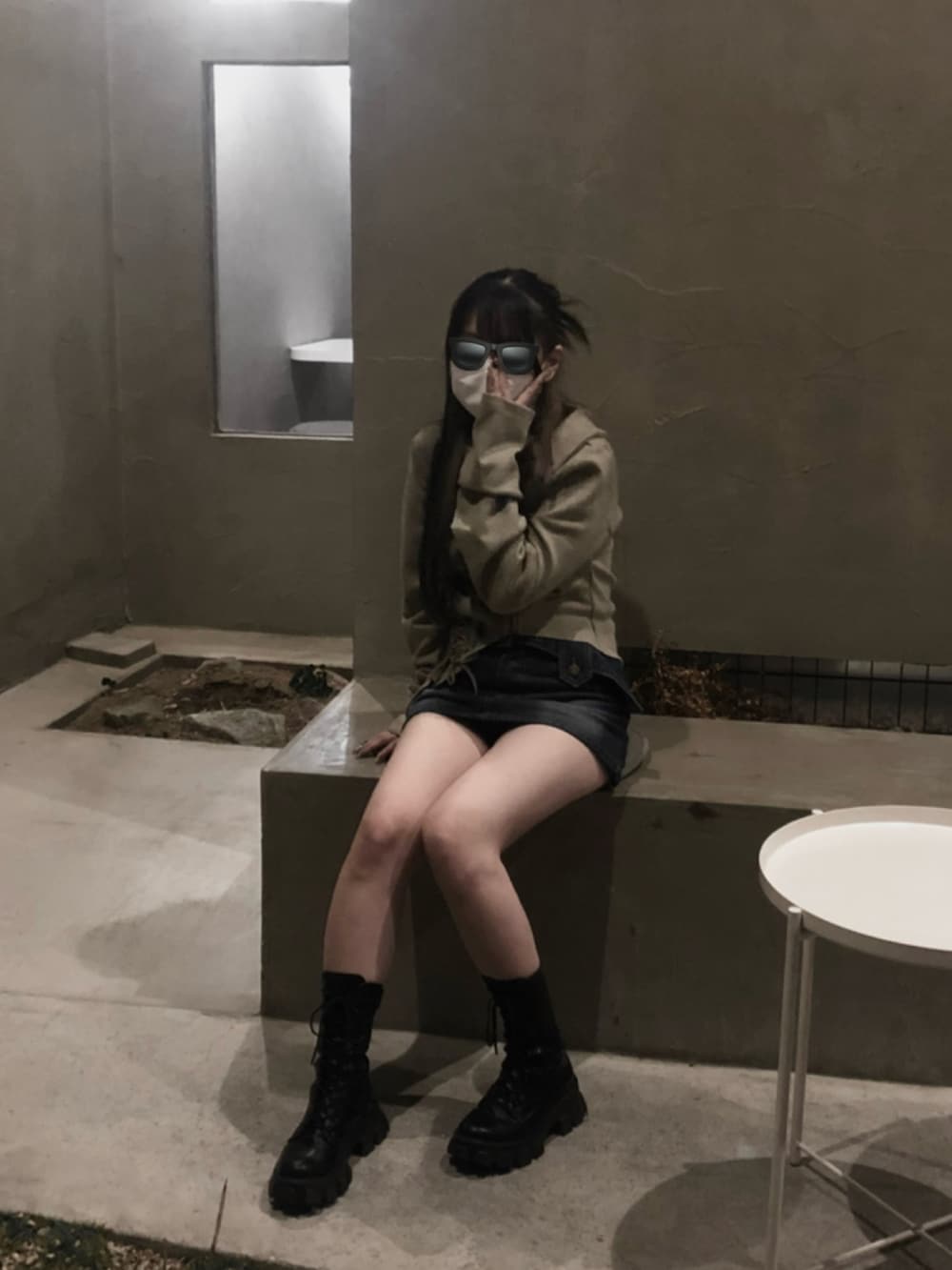 ブラック系のブーツを着用したレディースの春コーディネートの2枚目の写真