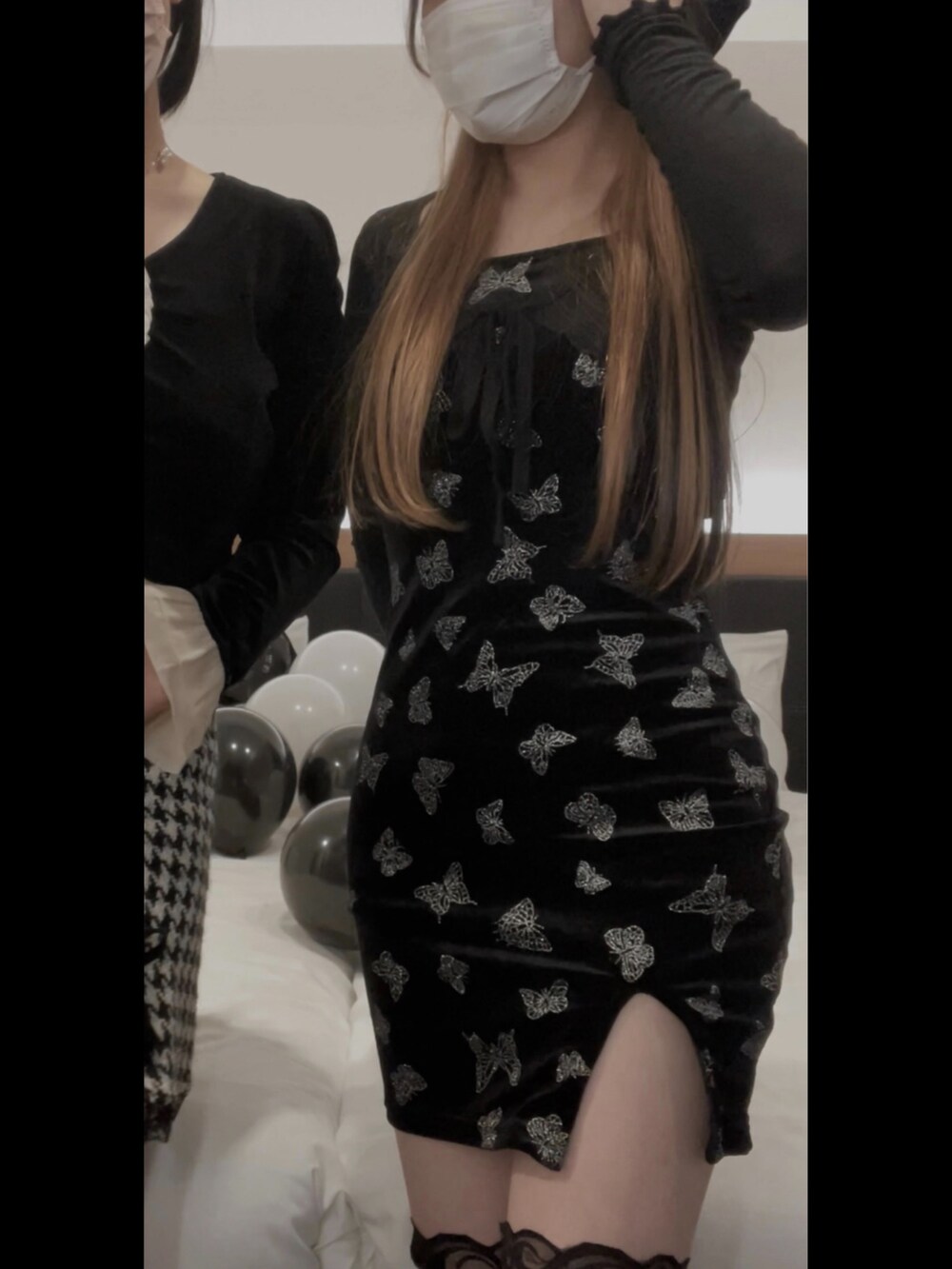 ブラック系のワンピースを着用したレディースの冬コーディネートの2枚目の写真