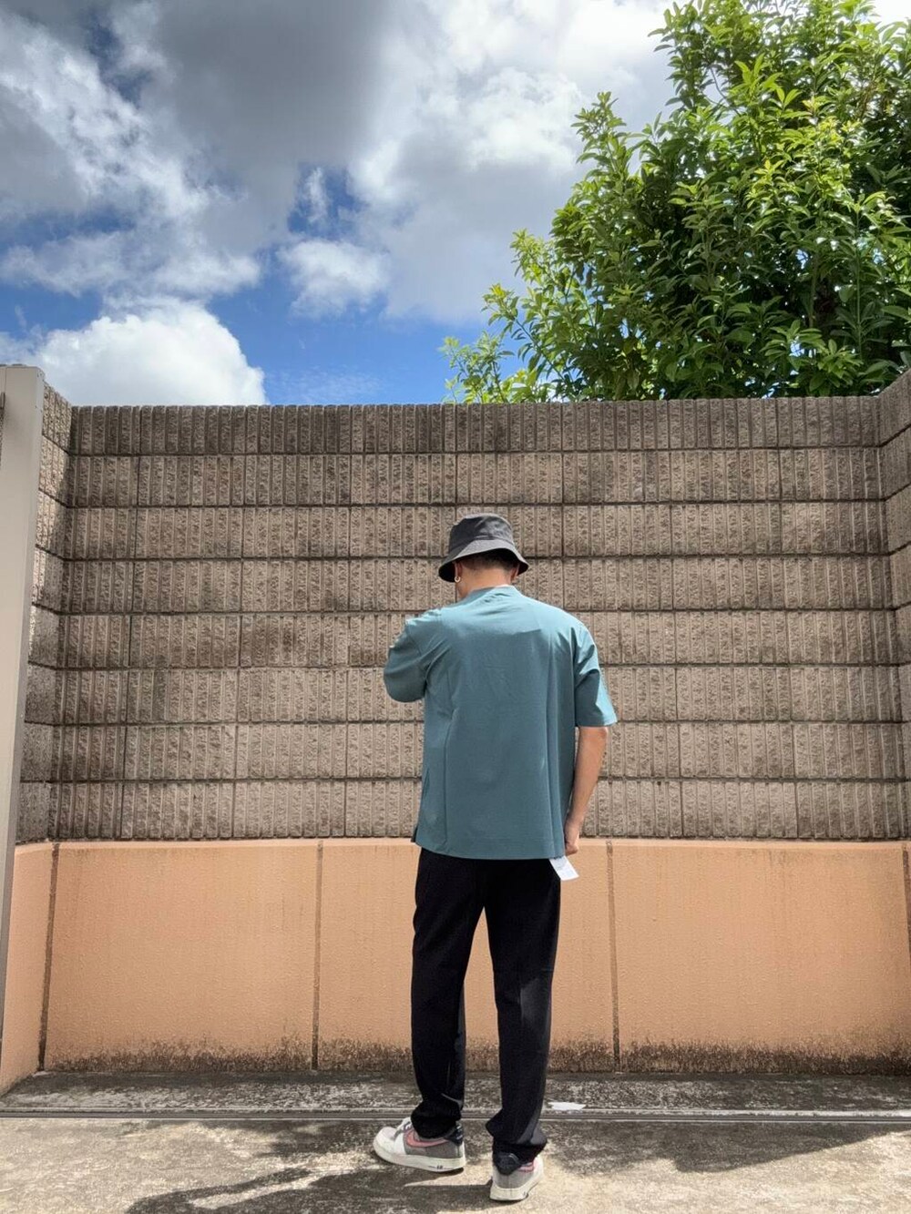 ブラック系のその他パンツ、グリーン系のTシャツ/カットソーを着用したメンズの夏コーディネートの3枚目の写真