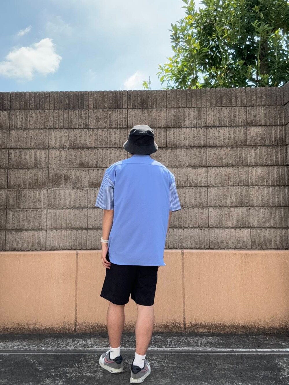 ブラック系のその他パンツ、ホワイト系のTシャツ/カットソー、ブルー系のシャツ/ブラウスを着用したメンズの夏コーディネートの3枚目の写真