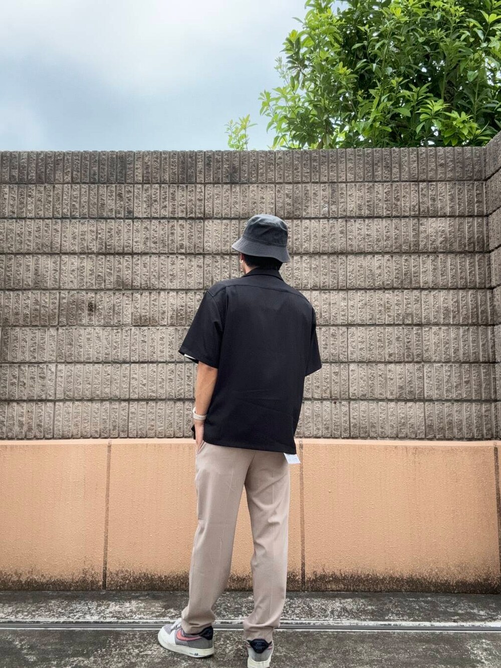 ベージュ系のその他パンツ、ホワイト系のTシャツ/カットソー、ブラック系のシャツ/ブラウスを着用したメンズの夏コーディネートの3枚目の写真