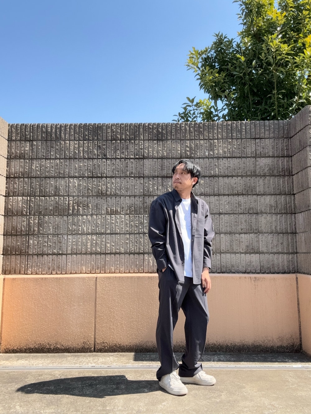 グレー系のシャツ/ブラウス、グレー系のその他パンツ、ホワイト系のTシャツ/カットソーを着用したメンズの春コーディネートの2枚目の写真