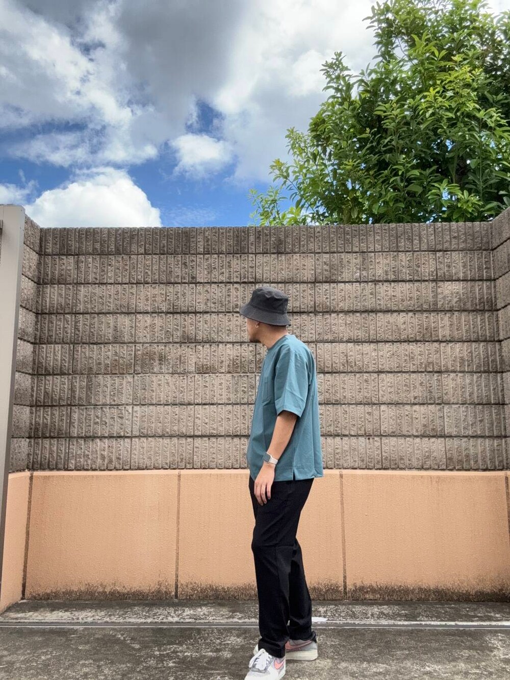 ブラック系のその他パンツ、グリーン系のTシャツ/カットソーを着用したメンズの夏コーディネートの2枚目の写真