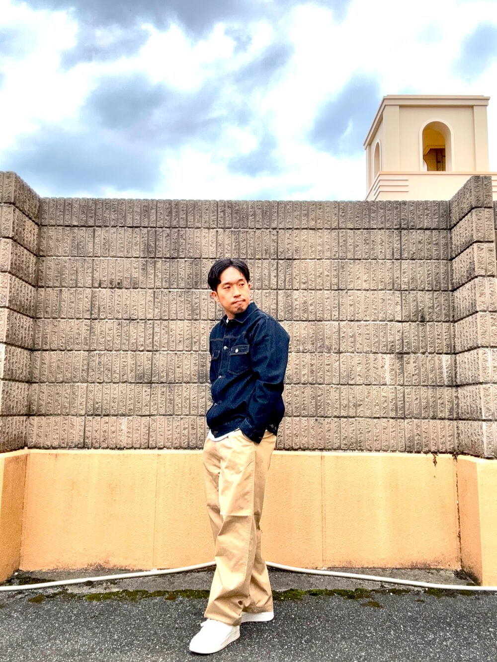 ブルー系のデニムジャケット、ベージュ系のその他パンツを着用したメンズの秋コーディネートの2枚目の写真