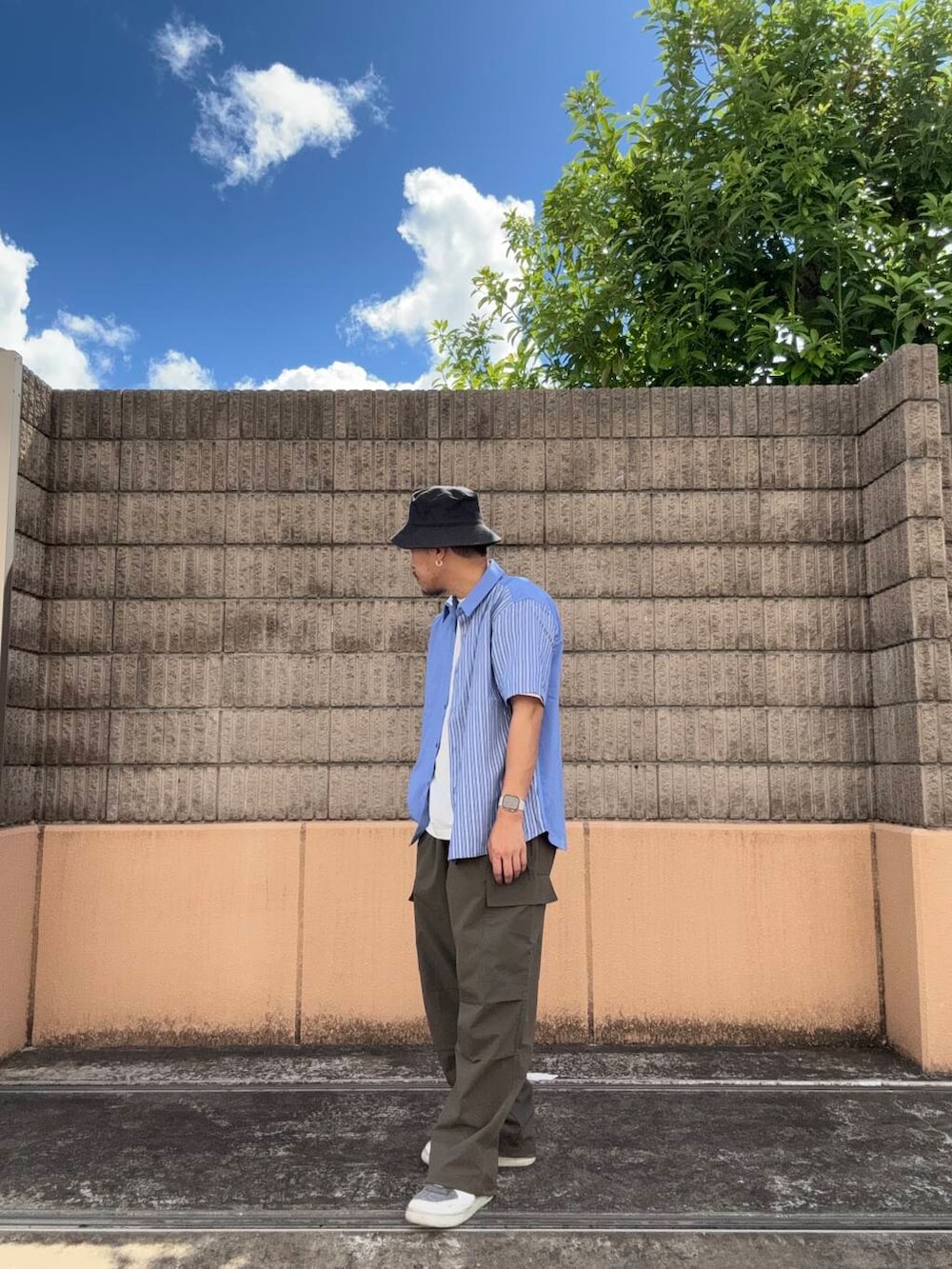グリーン系のその他パンツ、ホワイト系のTシャツ/カットソー、ブルー系のシャツ/ブラウスを着用したメンズの秋コーディネートの2枚目の写真