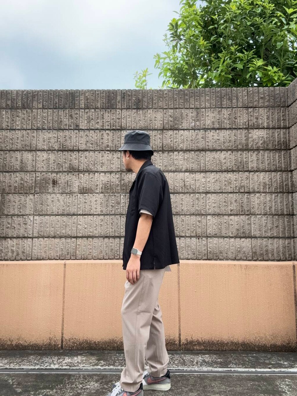 ベージュ系のその他パンツ、ホワイト系のTシャツ/カットソー、ブラック系のシャツ/ブラウスを着用したメンズの夏コーディネートの2枚目の写真