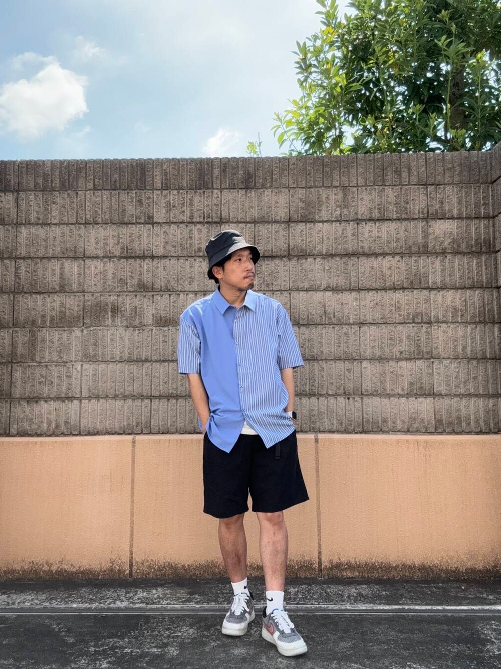 ブラック系のその他パンツ、ホワイト系のTシャツ/カットソー、ブルー系のシャツ/ブラウスを着用したメンズの夏コーディネートの2枚目の写真