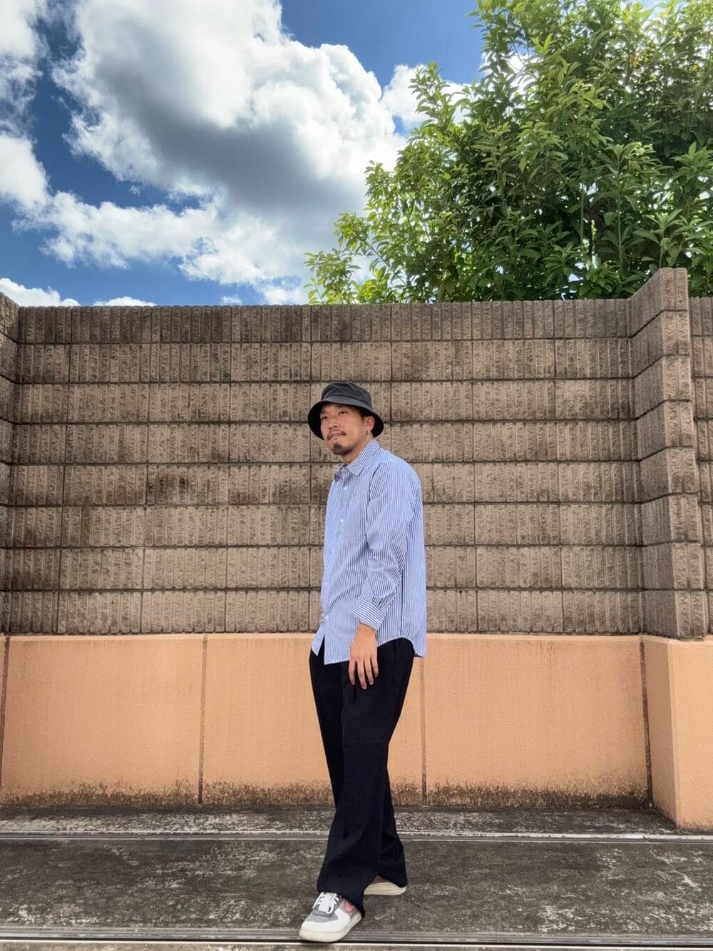 ブラック系のその他パンツ、ホワイト系のTシャツ/カットソー、ブルー系のシャツ/ブラウスを着用したメンズの秋コーディネートの2枚目の写真