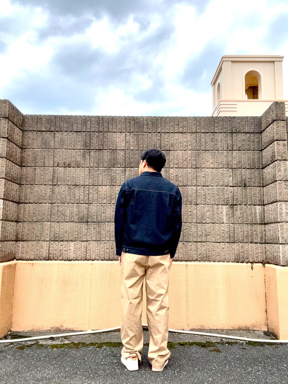 ブルー系のデニムジャケット、ベージュ系のその他パンツを着用したメンズの秋コーディネートの3枚目の写真