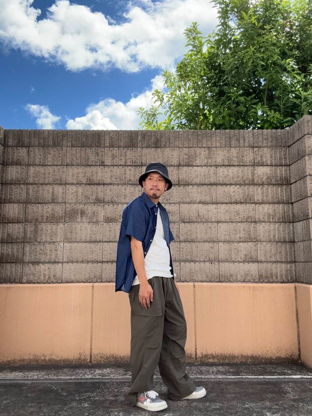 グリーン系のその他パンツ、ブルー系のシャツ/ブラウス、ホワイト系のTシャツ/カットソーを着用したメンズの夏コーディネートの2枚目の写真