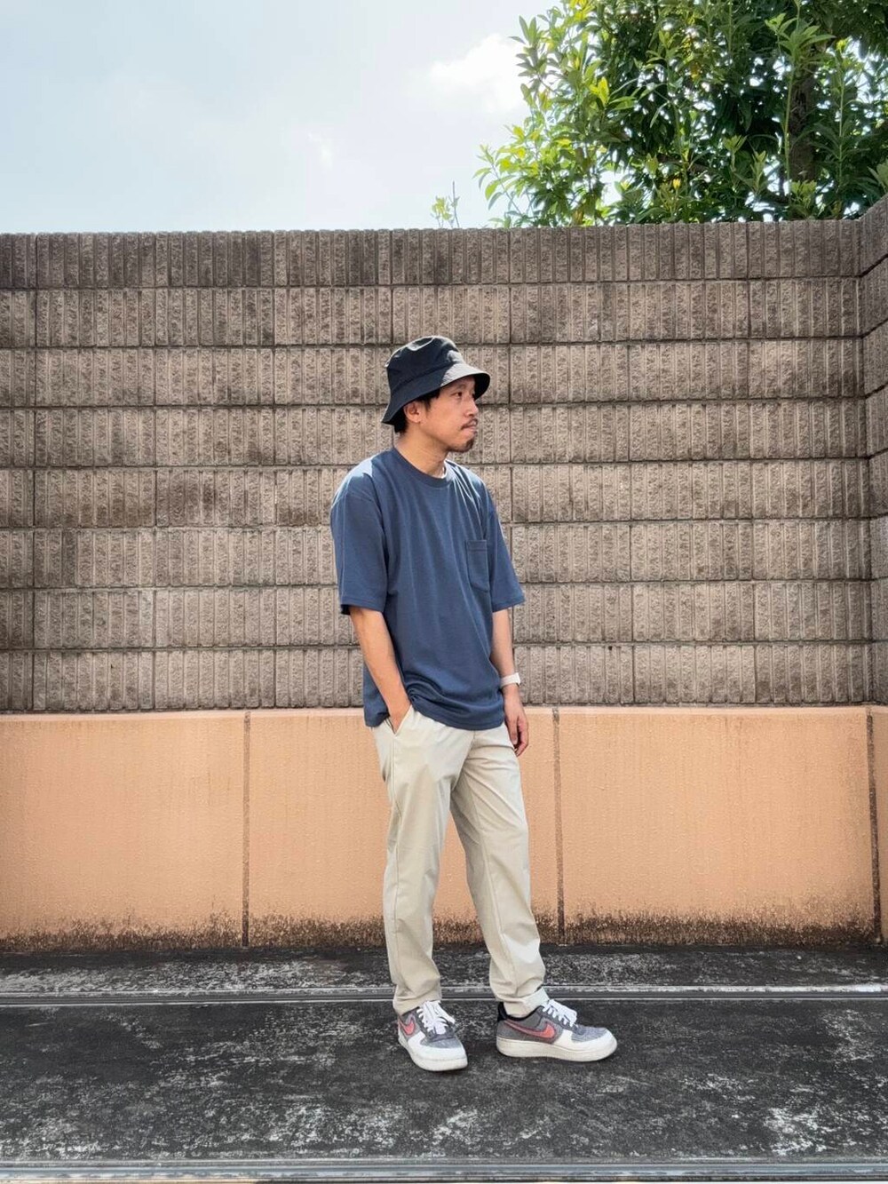 グレー系のその他パンツ、ブルー系のTシャツ/カットソーを着用したメンズの夏コーディネートの2枚目の写真