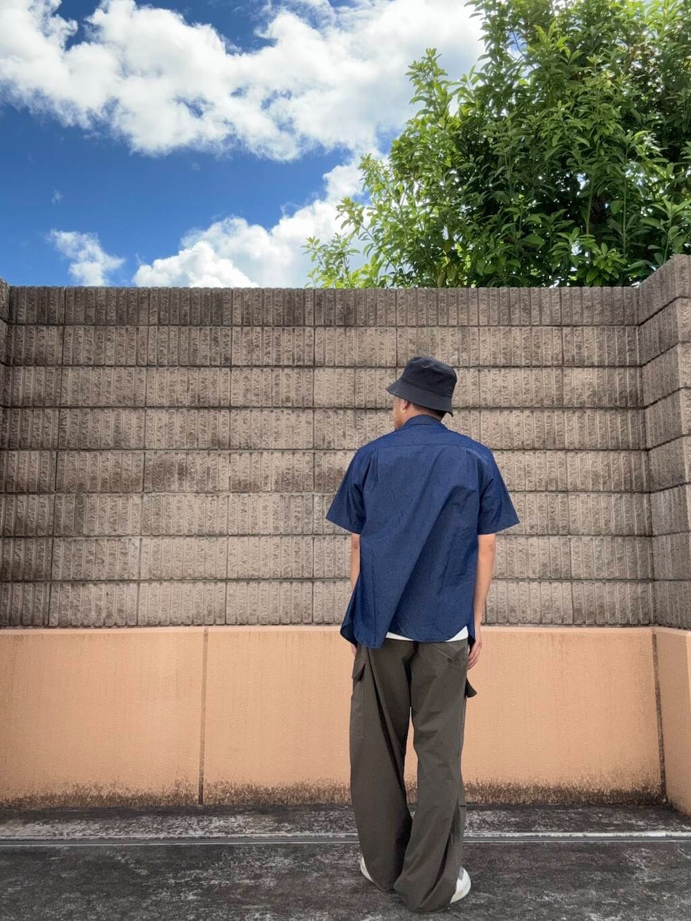 グリーン系のその他パンツ、ブルー系のシャツ/ブラウス、ホワイト系のTシャツ/カットソーを着用したメンズの夏コーディネートの3枚目の写真