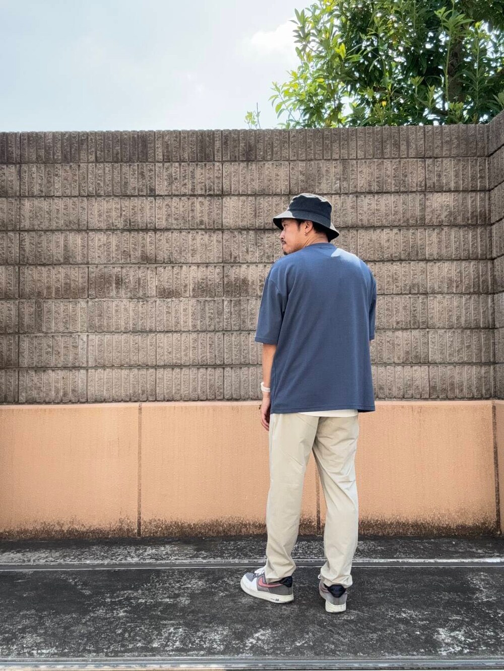 グレー系のその他パンツ、ブルー系のTシャツ/カットソーを着用したメンズの夏コーディネートの3枚目の写真