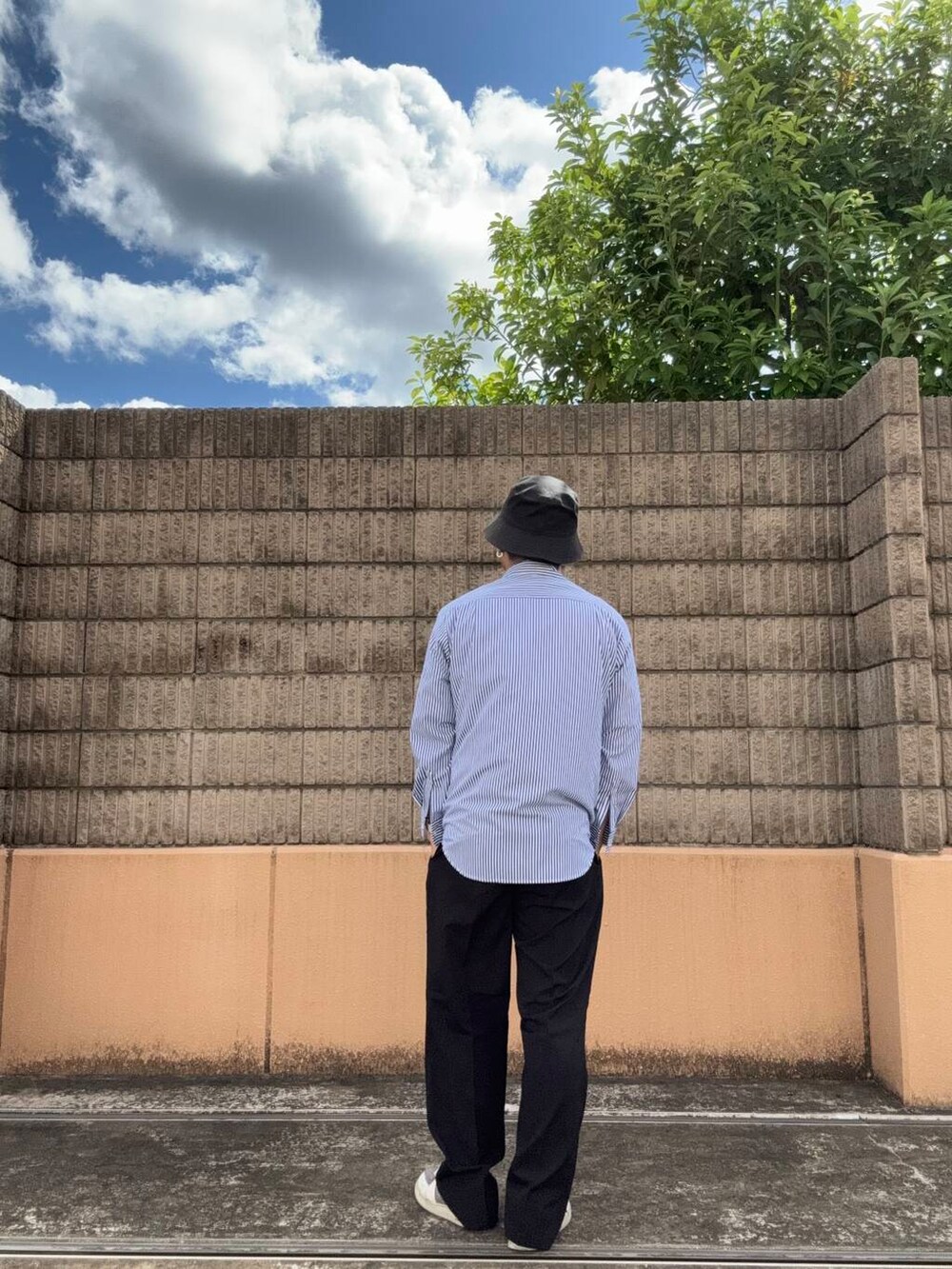 ブラック系のその他パンツ、ホワイト系のTシャツ/カットソー、ブルー系のシャツ/ブラウスを着用したメンズの秋コーディネートの3枚目の写真