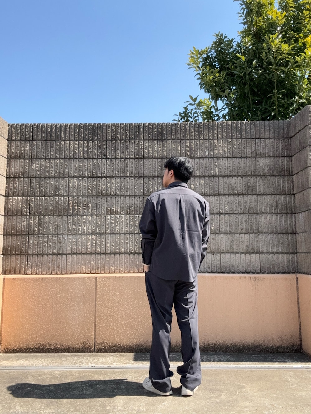 グレー系のシャツ/ブラウス、グレー系のその他パンツ、ホワイト系のTシャツ/カットソーを着用したメンズの春コーディネートの3枚目の写真