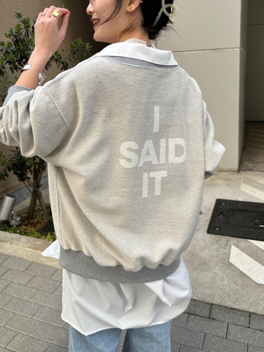 グレー系のTシャツ/カットソー、ホワイト系のシャツ/ブラウス、ブルー系のデニムパンツを着用したレディースの冬コーディネートの2枚目の写真