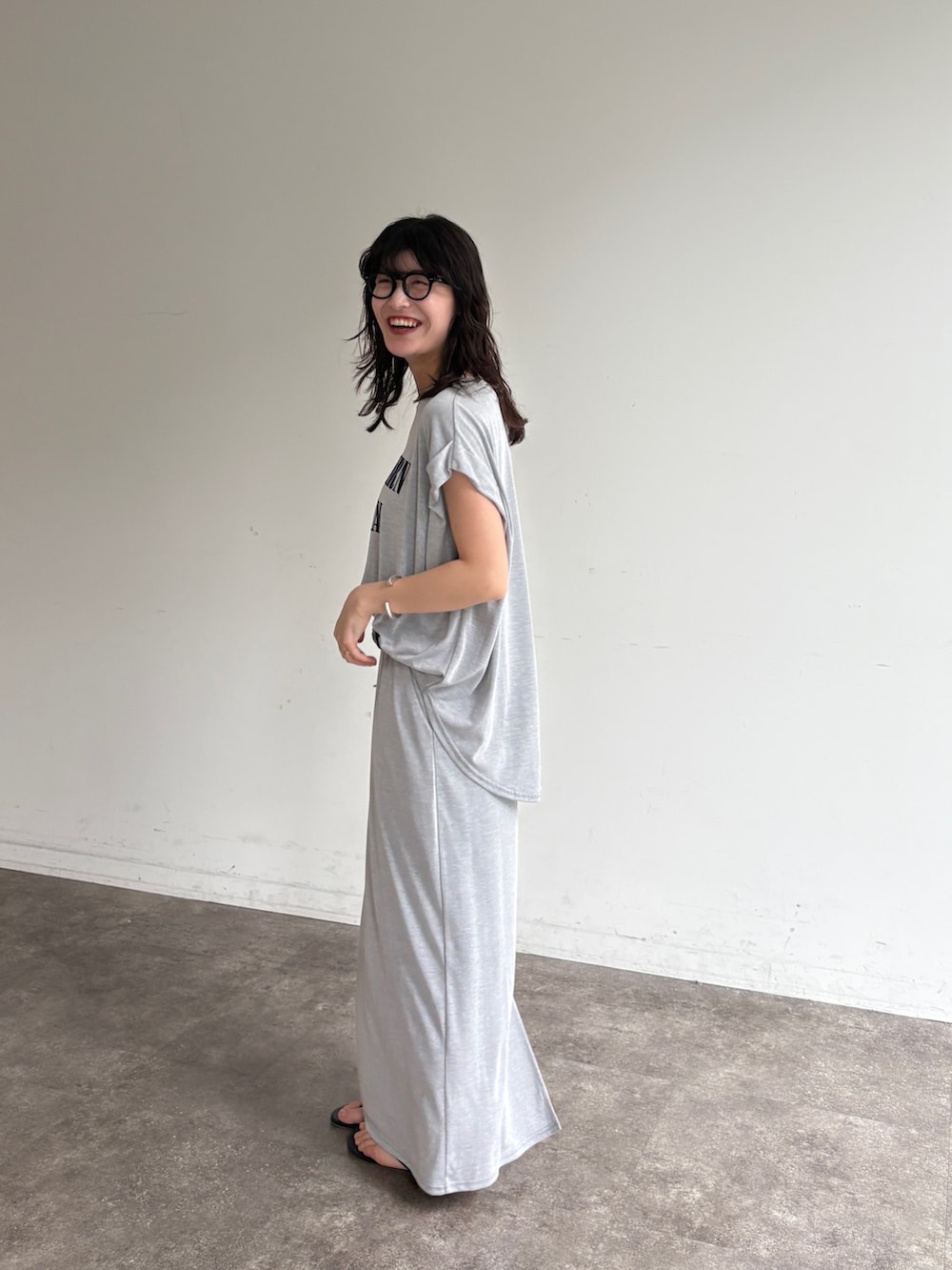 グレー系のTシャツ/カットソー、グレー系のスカートを着用したレディースの春コーディネートの4枚目の写真