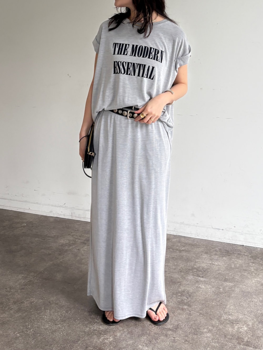 グレー系のTシャツ/カットソー、グレー系のスカートを着用したレディースの春コーディネートの3枚目の写真