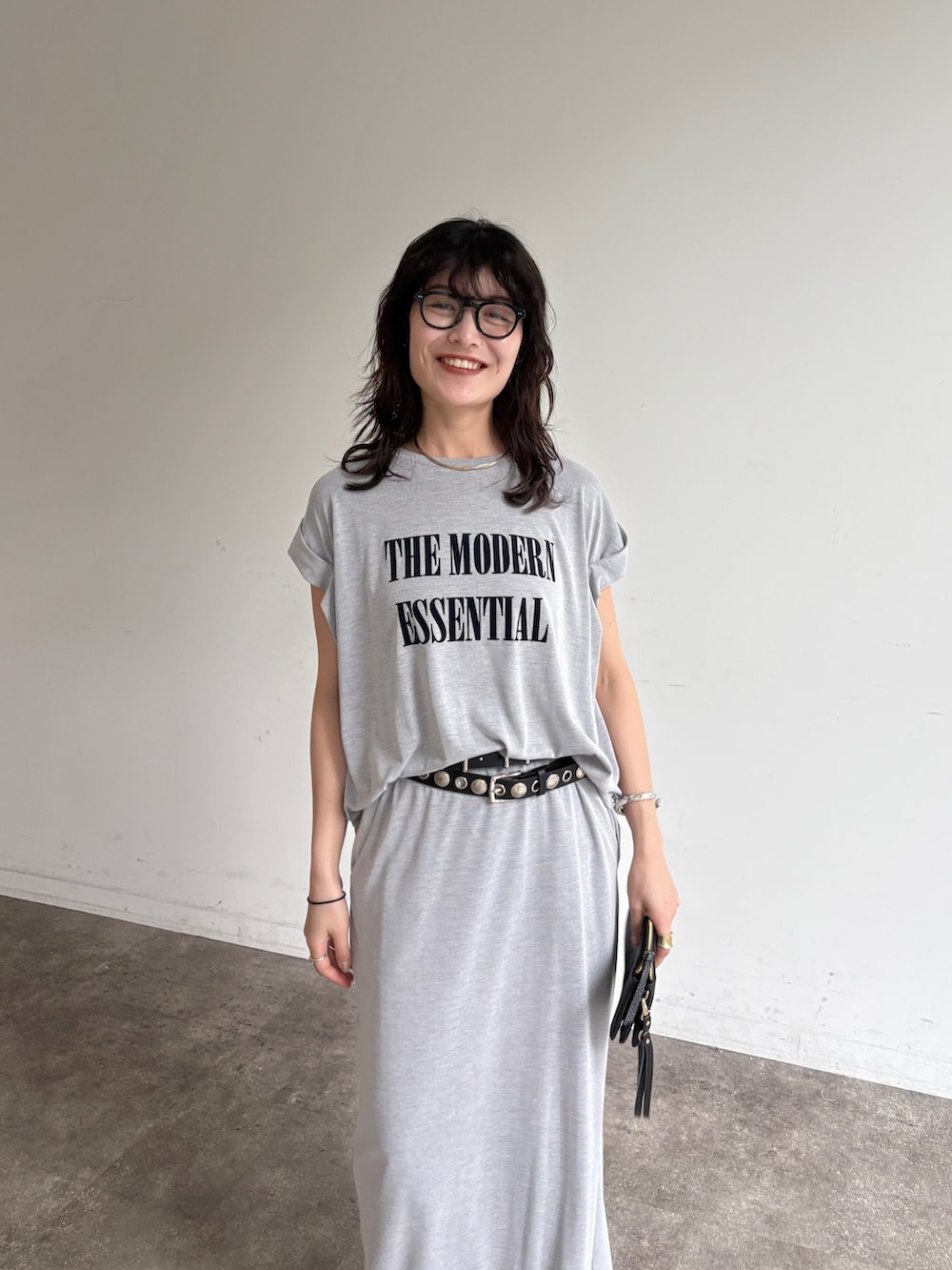 グレー系のTシャツ/カットソー、グレー系のスカートを着用したレディースの春コーディネートの6枚目の写真