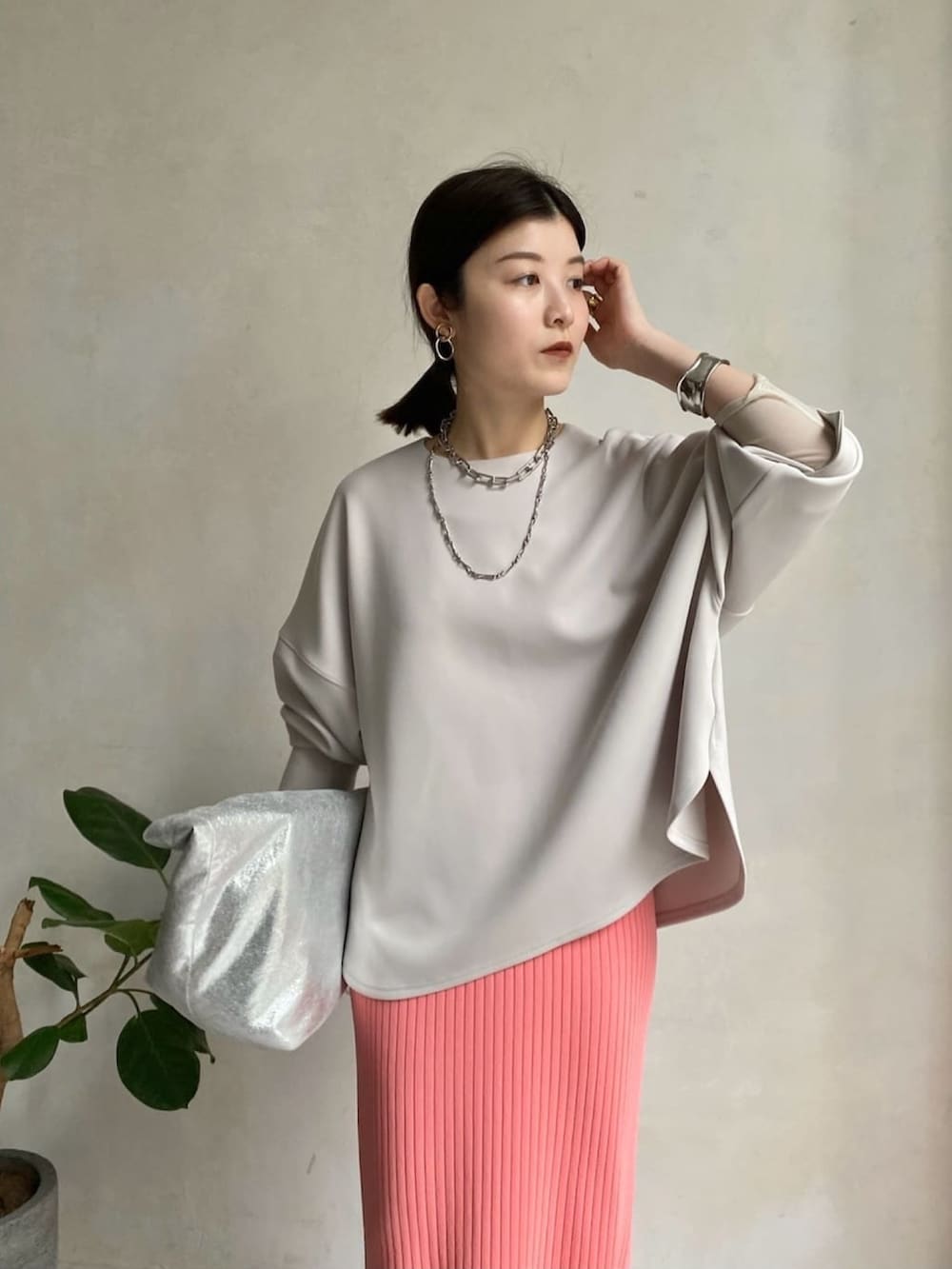 ベージュ系のTシャツ/カットソー、ピンク系のスカートを着用したレディースの冬コーディネートの4枚目の写真