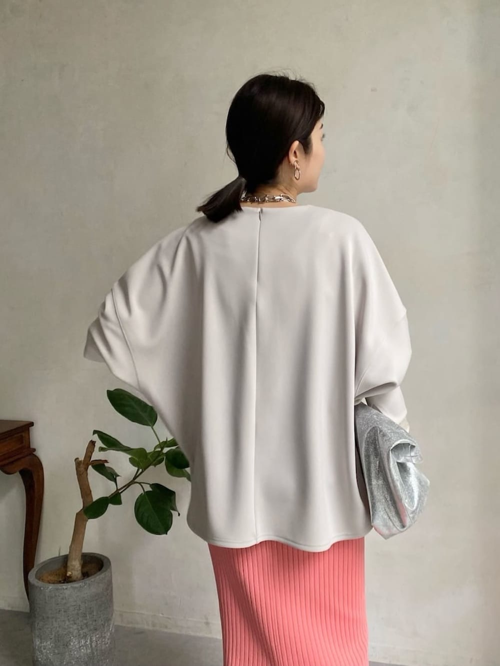 ベージュ系のTシャツ/カットソー、ピンク系のスカートを着用したレディースの冬コーディネートの9枚目の写真