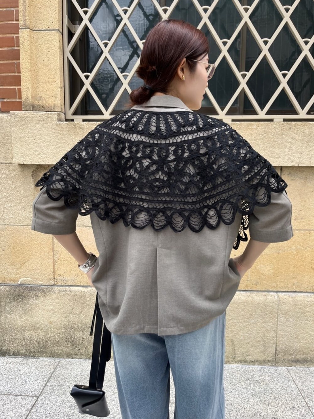 ベージュ系のテーラードジャケット、ブルー系のデニムパンツ、ホワイト系のTシャツ/カットソーを着用したレディースの夏コーディネートの5枚目の写真