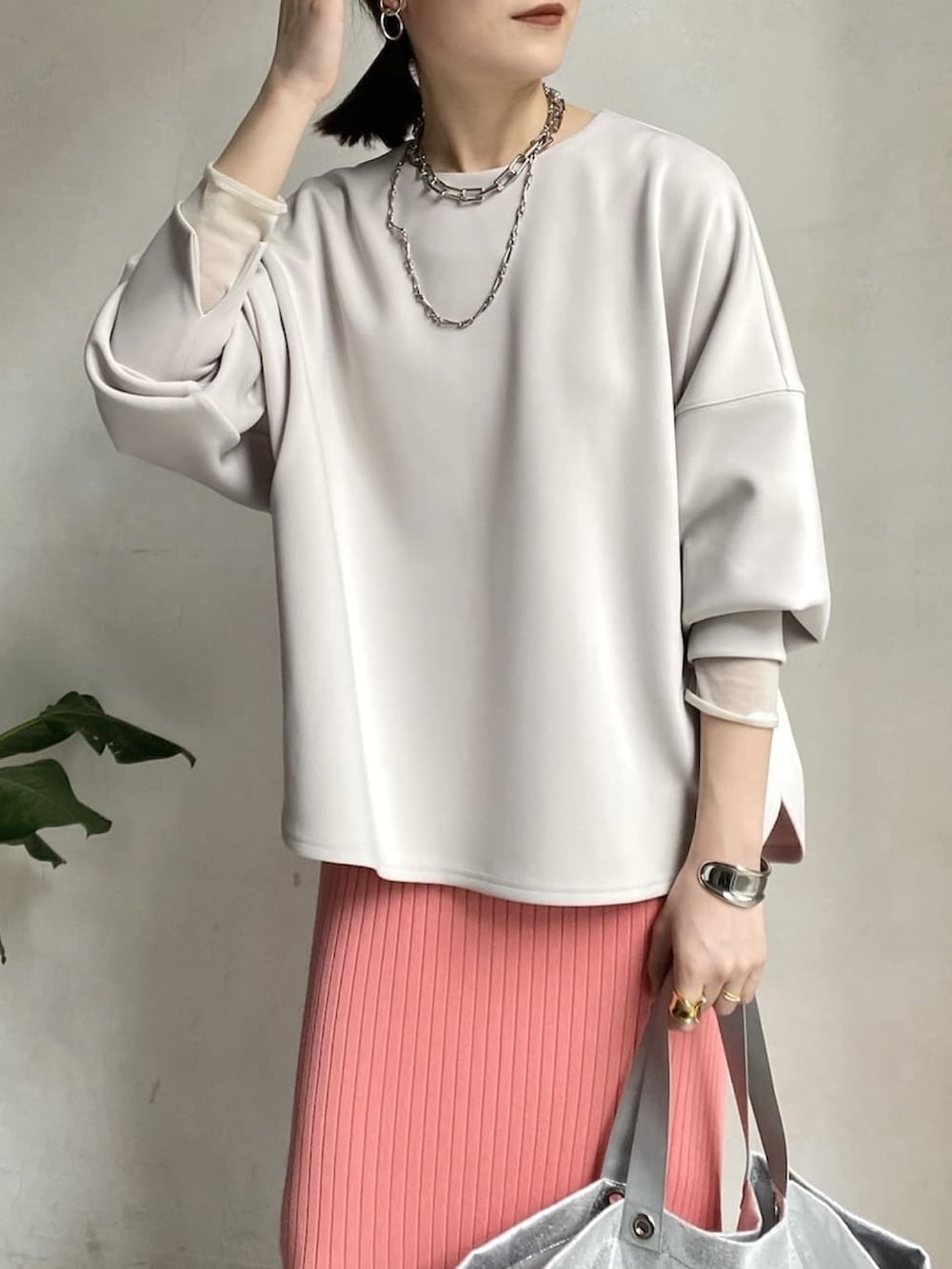 ベージュ系のTシャツ/カットソー、ピンク系のスカートを着用したレディースの冬コーディネートの2枚目の写真