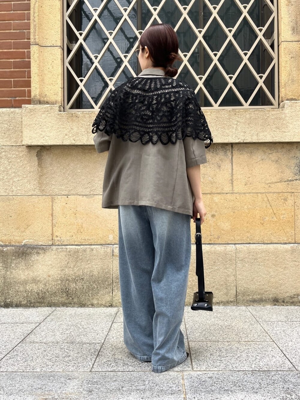 ベージュ系のテーラードジャケット、ブルー系のデニムパンツ、ホワイト系のTシャツ/カットソーを着用したレディースの夏コーディネートの4枚目の写真