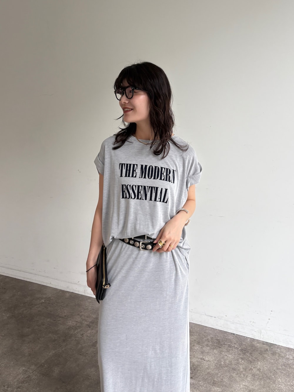 グレー系のTシャツ/カットソー、グレー系のスカートを着用したレディースの春コーディネートの5枚目の写真