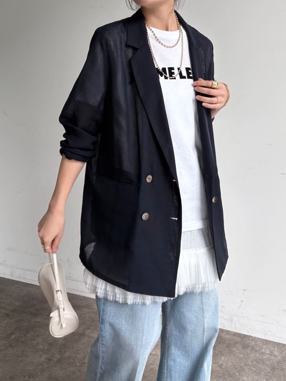 ホワイト系のTシャツ/カットソー、ホワイト系のシャツ/ブラウス、ブルー系のデニムパンツを着用したレディースの春コーディネートの3枚目の写真