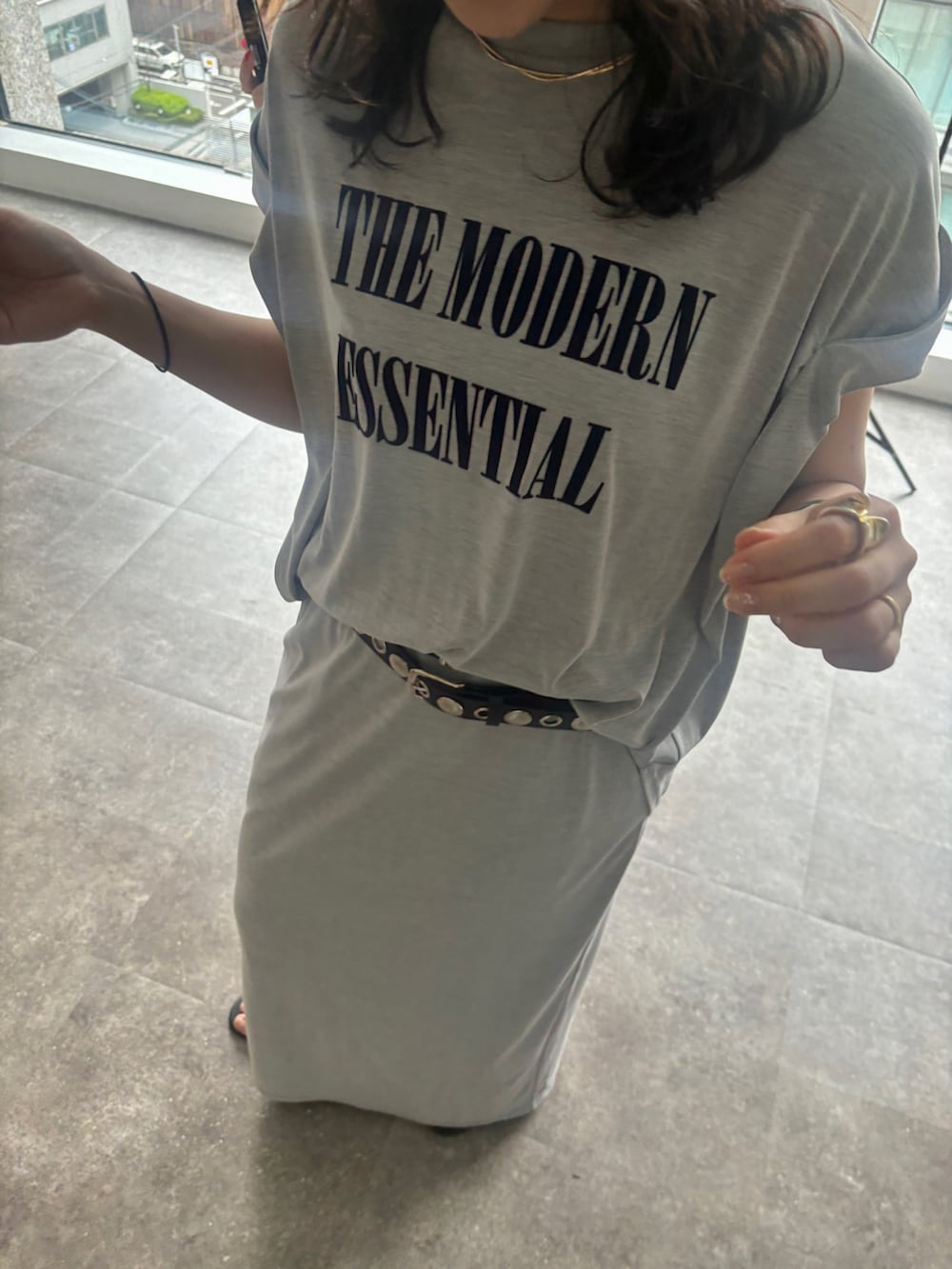 グレー系のTシャツ/カットソー、グレー系のスカートを着用したレディースの春コーディネートの2枚目の写真