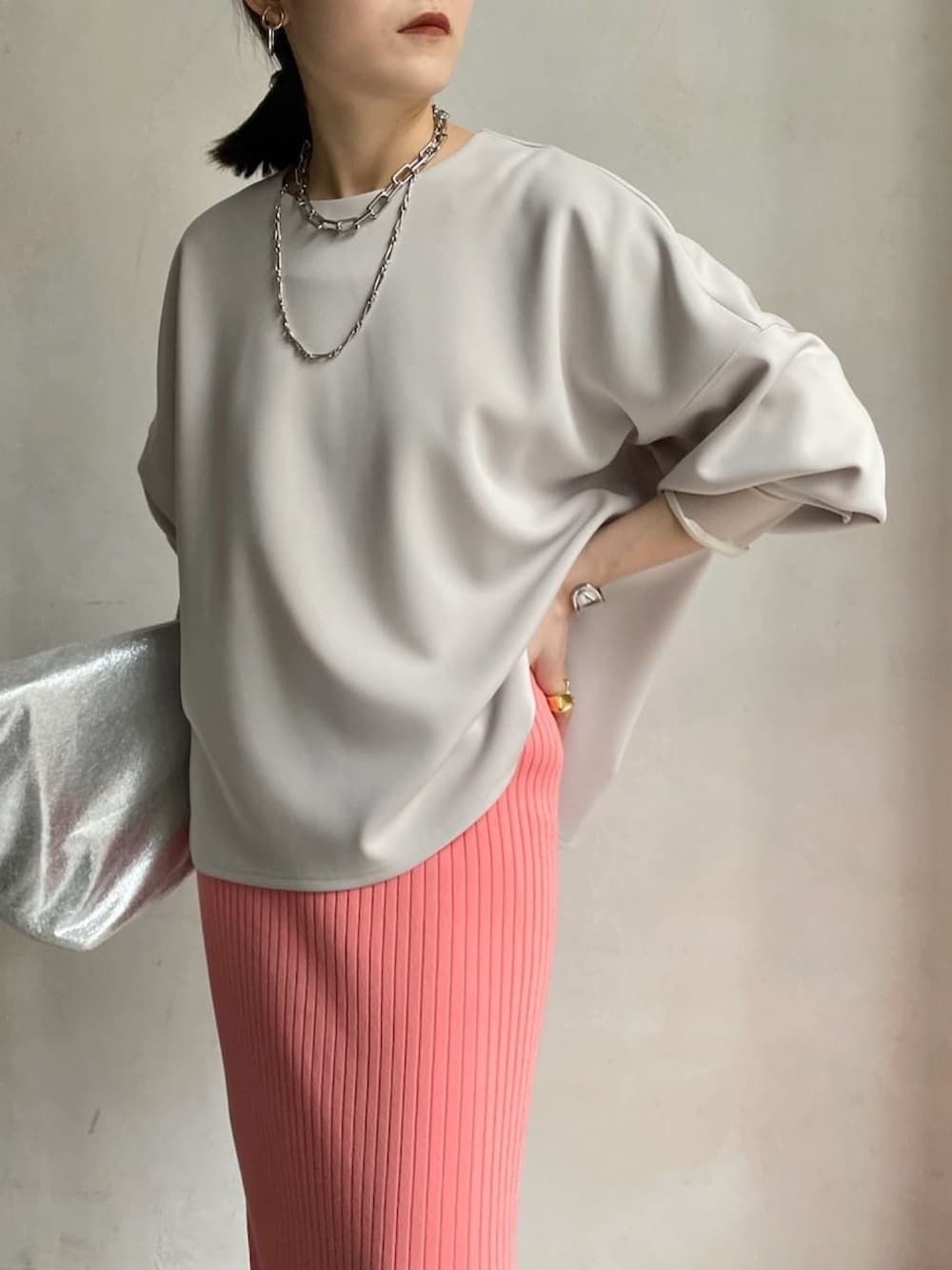 ベージュ系のTシャツ/カットソー、ピンク系のスカートを着用したレディースの冬コーディネートの5枚目の写真