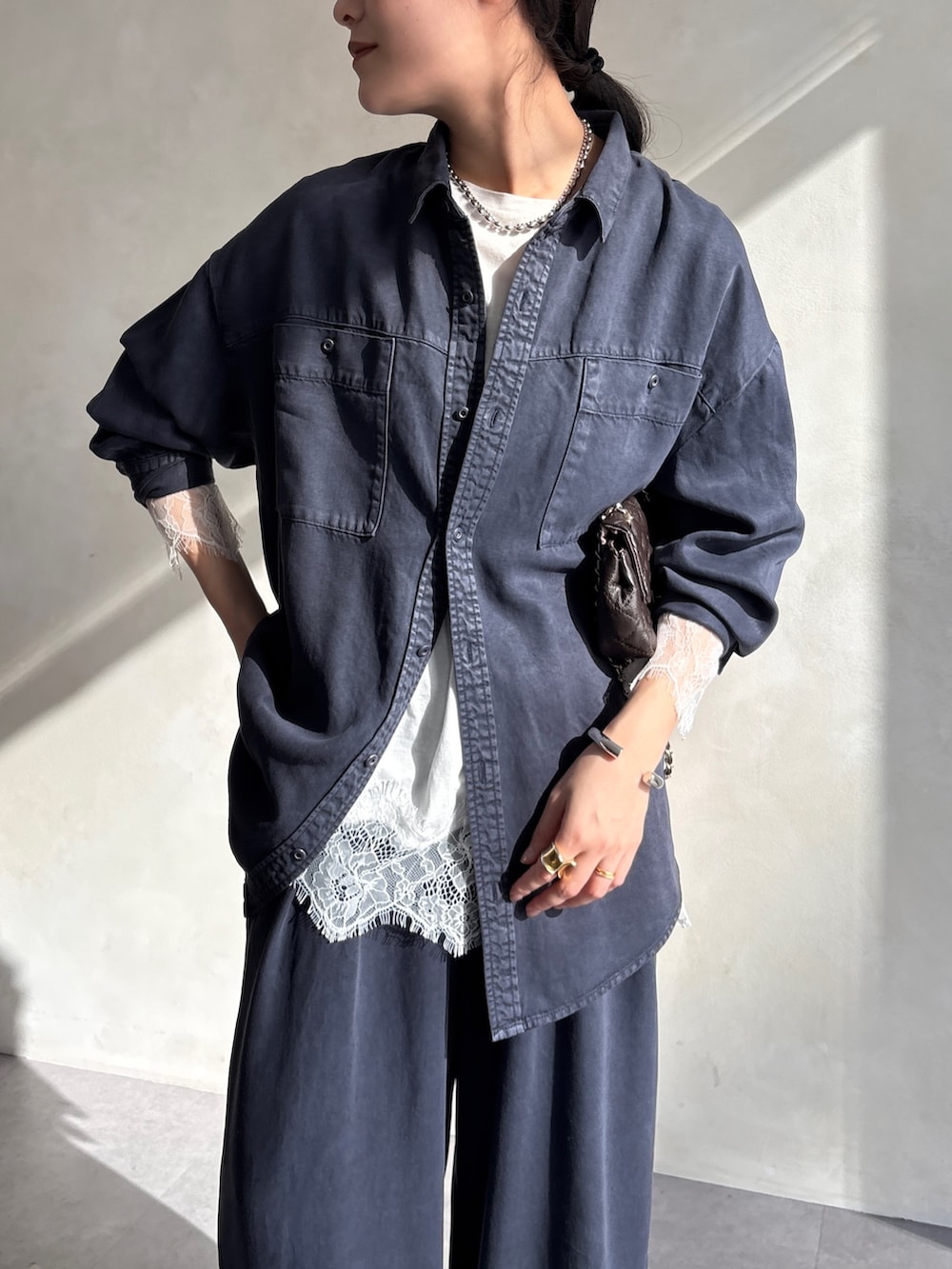 ホワイト系のTシャツ/カットソーを着用したレディースの冬コーディネートの4枚目の写真