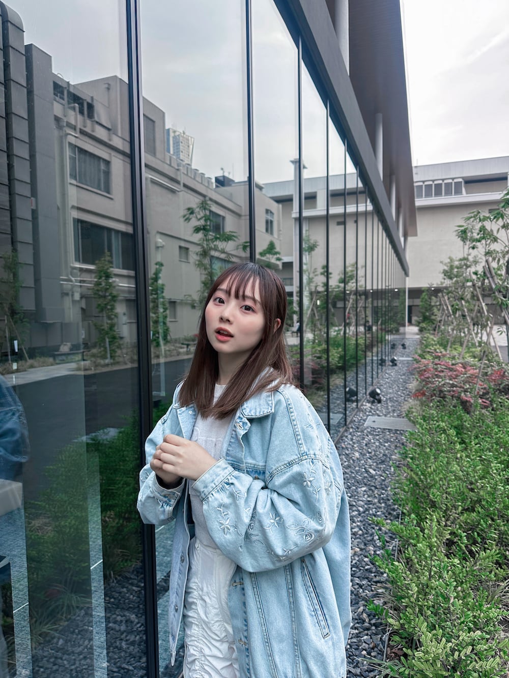 ホワイト系のニット/セーター、ホワイト系のその他パンツ、ホワイト系のサンダルを着用したレディースの春コーディネートの2枚目の写真