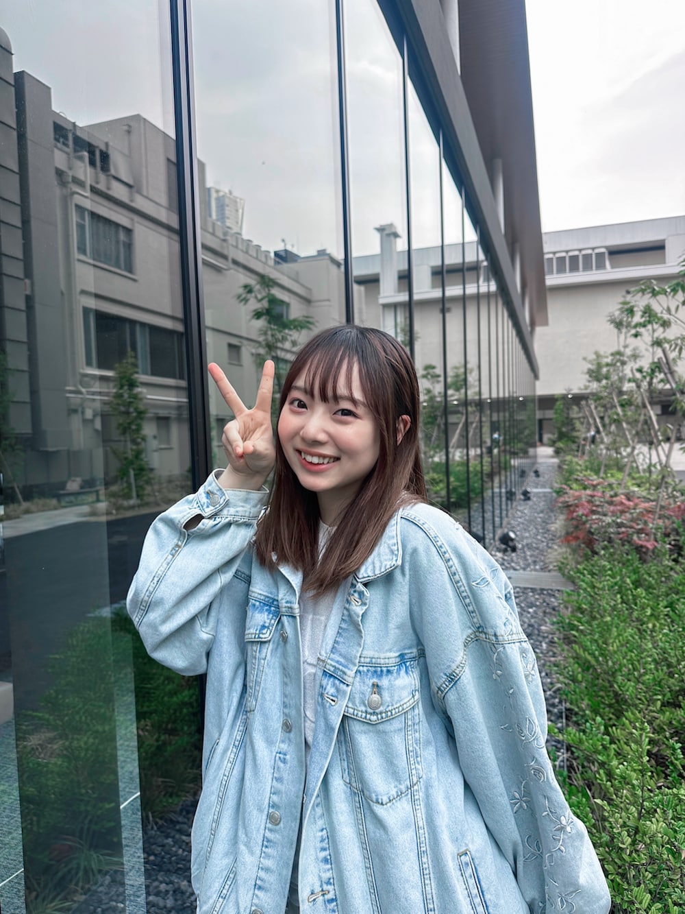 ホワイト系のニット/セーター、ホワイト系のその他パンツ、ホワイト系のサンダルを着用したレディースの春コーディネートの3枚目の写真